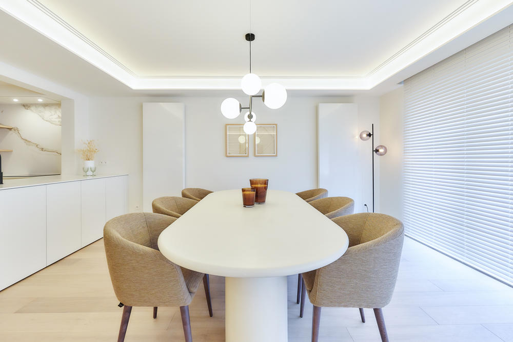 Organische tafel, diner, eettafel, kalkpleister, minerale tafel